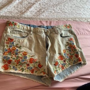 Blanknyc flower embroidered jean shorts size 29